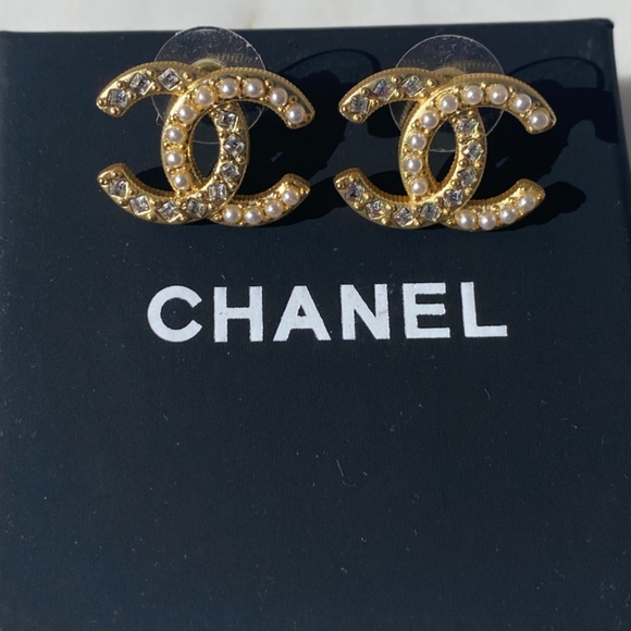CHANEL Jewelry - Chanel stud earrings in gold with pearls and crystals.